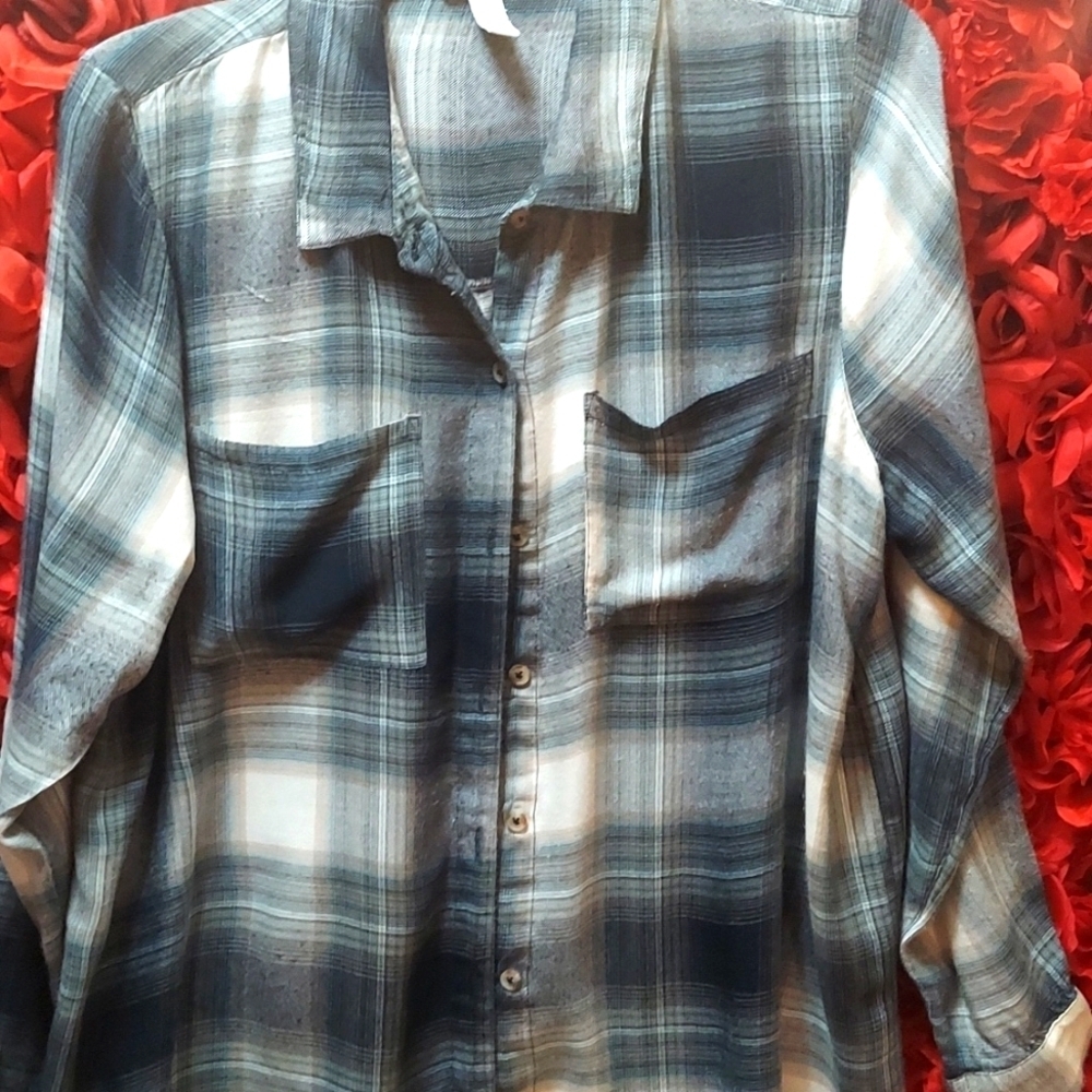 Full Tilt Women's X-L Lightweight Flannel can have 3/4 sleeve Green/white/tan